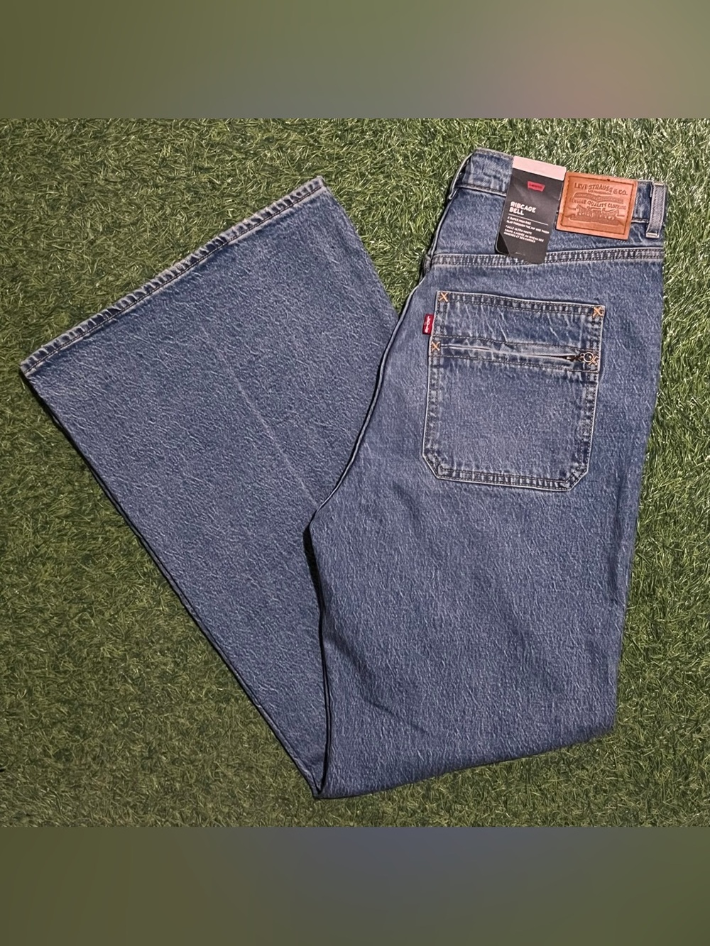NWT Levi’s Premium Women’s Ribcage Bell Flare Jeans 32x32 High Rise Medium Wash